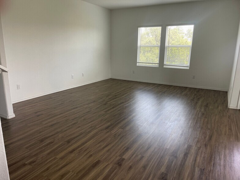 Building Photo - Room in House on Bluewood Bend