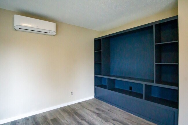Building Photo - Stunningly Renovated Spacious 2-Bed w/Built-ins, DW, WD, Parking + More!