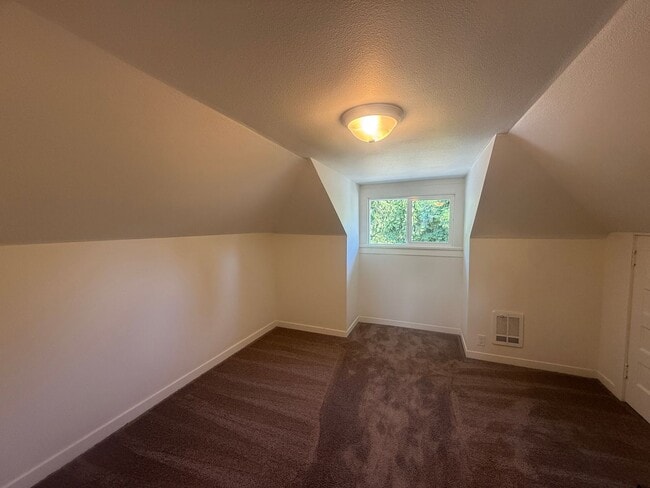 Building Photo - 3 Bed 1 Bath Newly Remodeled Pet Free Home...