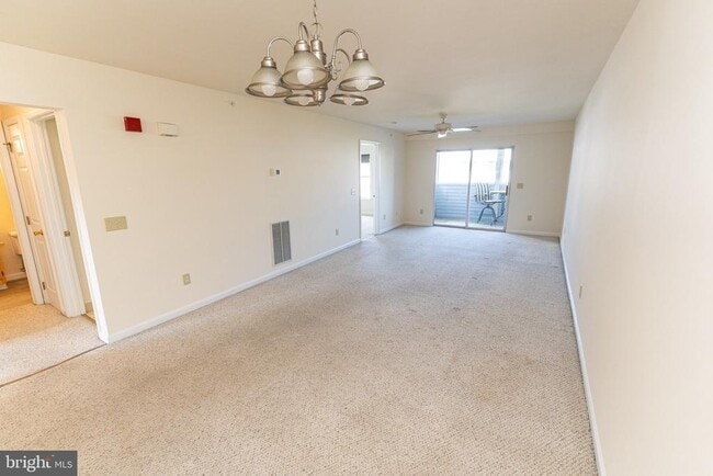 Building Photo - 3500 Sanibel Cir