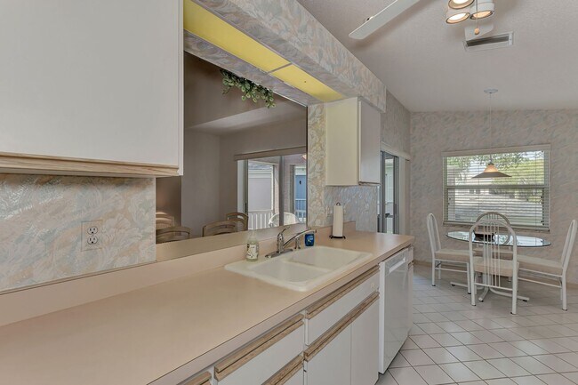 Building Photo - GEORGOUS 2 BEDROOM, 2BATHROOM, TURN KEY FU...