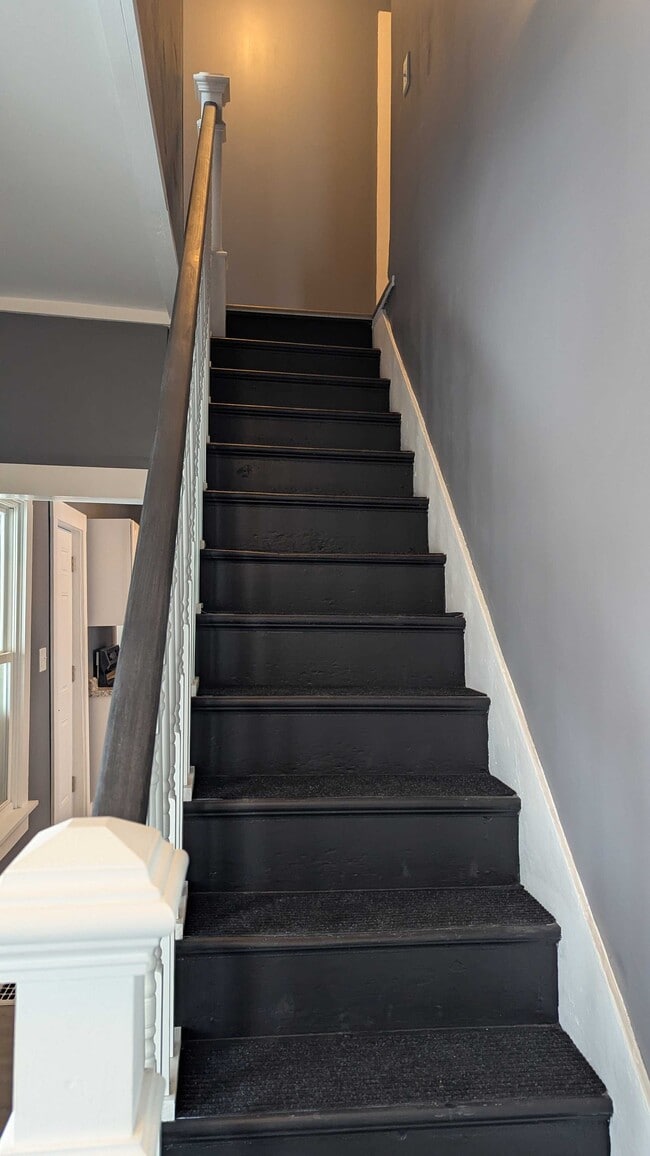 Building Photo - 812 E 3rd St