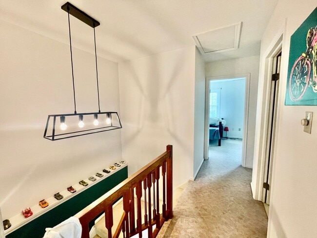 Building Photo - Charming and Spacious 3-Bedroom Home for R...