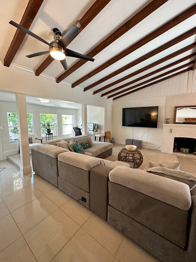 Building Photo - 3036 Coral Shores Dr