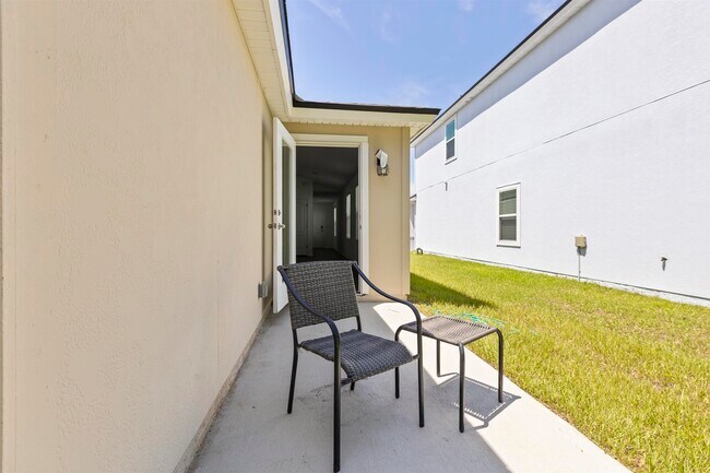 Building Photo - 112 Silver Birch St