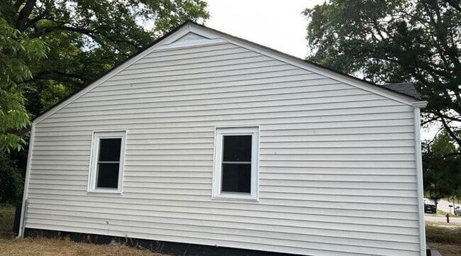 Building Photo - 429 Henry St