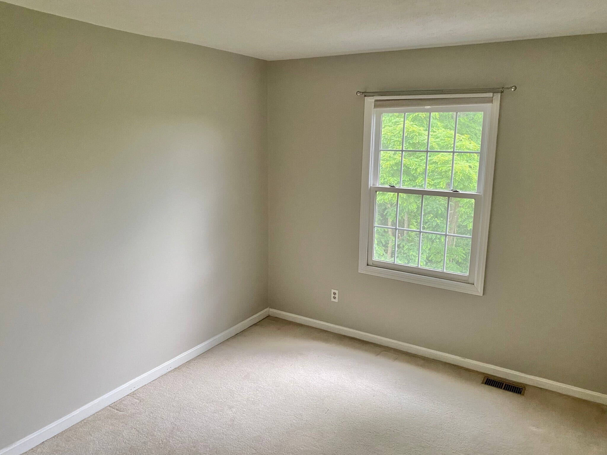 Building Photo - 202 Meadowview Dr