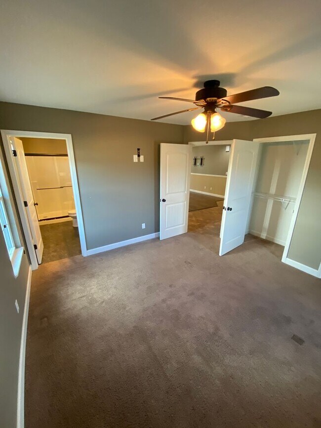 Building Photo - ~*~Gorgeous 2 Bedroom 2 Bathroom Duplex~*~