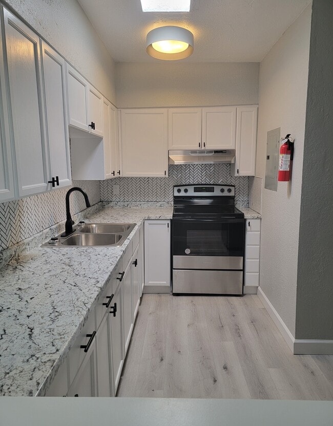 Building Photo - 3457 E Pima St