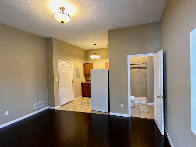 Building Photo - 105 W Market St