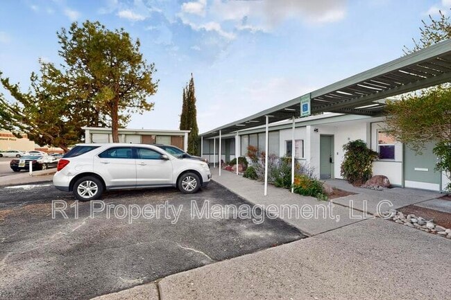 Building Photo - 301 Graceland Dr SE