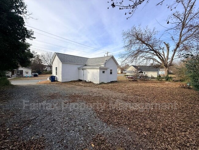 Building Photo - 307 Oneida St