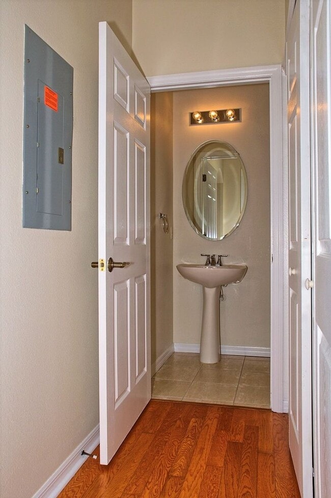 Building Photo - 3bed / 2.5 bath, 2-story townhome with 2-car garage in Avalon Park