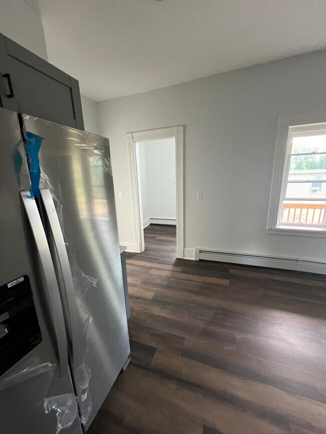 Building Photo - 185 Maple St