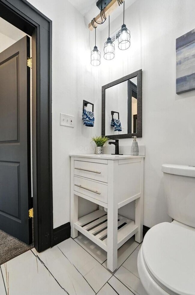 Building Photo - 887-889-889 E Livingston Ave