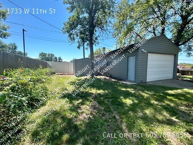 Building Photo - 1733 W 11th St