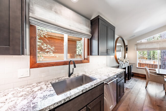 Building Photo - 198 Country Club Dr