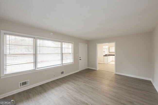 Building Photo - 2058 River Rd