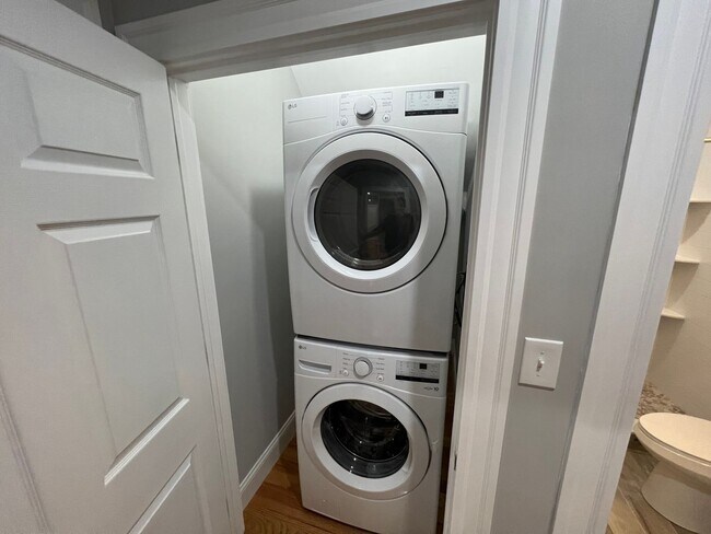 Building Photo - Huge updated 4 bed unit near Union Sq in S...