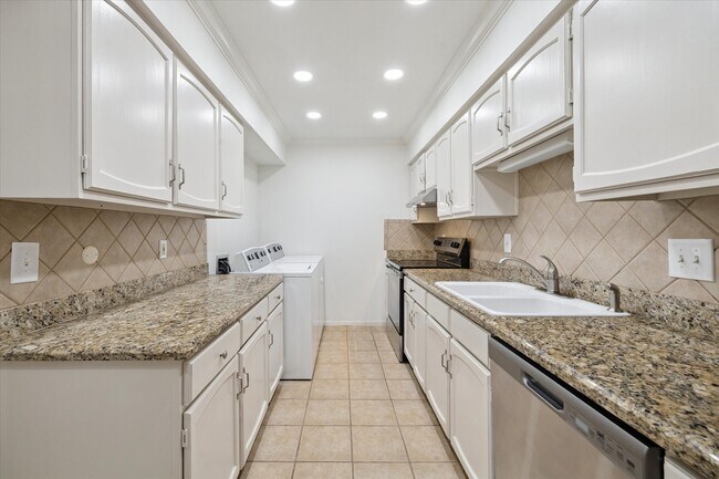 Building Photo - 353 N Post Oak Ln