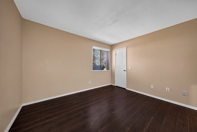 Building Photo - Updated 2 Bedroom Condo in Loma Linda