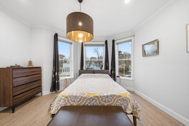 Building Photo - 68 Edson St