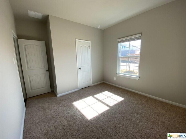 Building Photo - 154 Solitude Dr