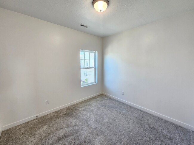 Building Photo - Amazing 4 Bed, 3.5 Daybreak Home with Office