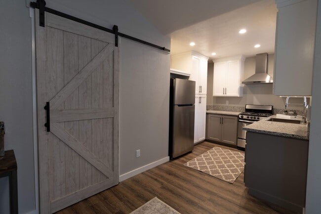 Building Photo - $1,350 Clovis Cottage 1 Bedroom Home Sierr...