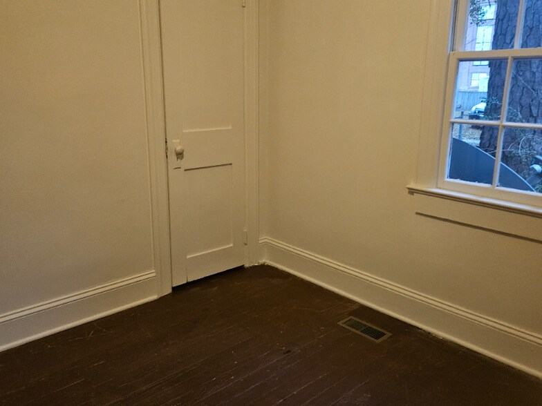 Building Photo - 504 Nelson St