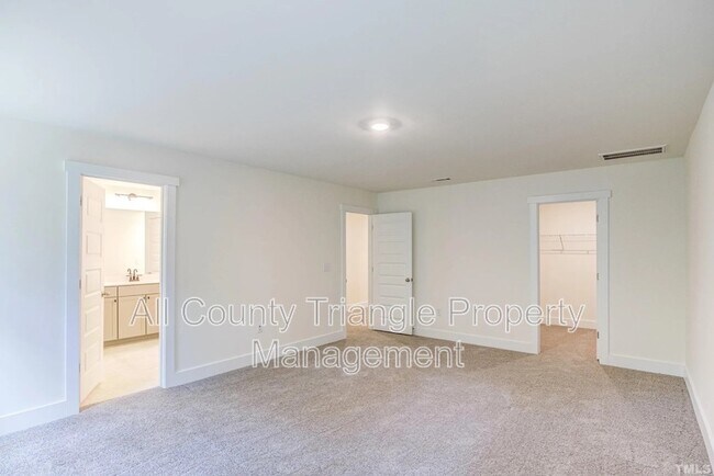 Building Photo - 6943 Doddridge Ln