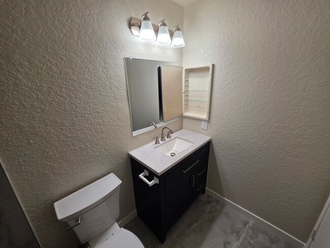 Building Photo - Beautiful 3 Bed, 2 Bath condo with 2 car garage & laundry