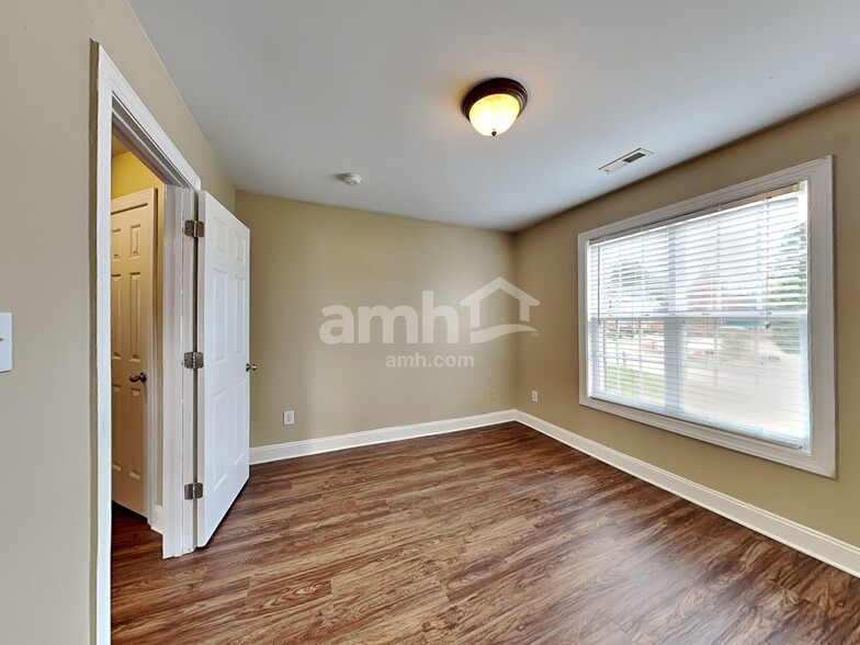 Building Photo - 3128 Skycrest Dr