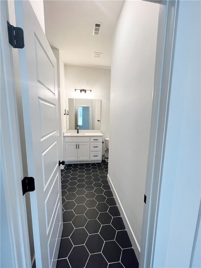 Building Photo - 6304 SW Luna Ln