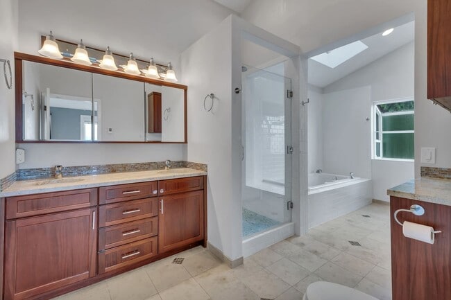 Building Photo - Stunning Sound & Olympic Mountain View Home in North Admiral