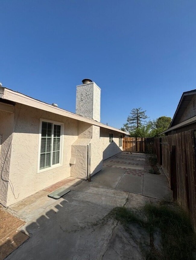 Building Photo - Clean 3 Bedroom / 2 Bathroom Home near Pac...