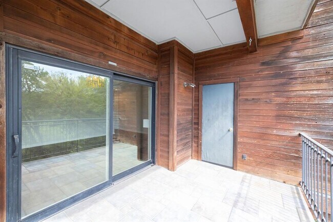 Building Photo - 4711 Spicewood Springs Rd
