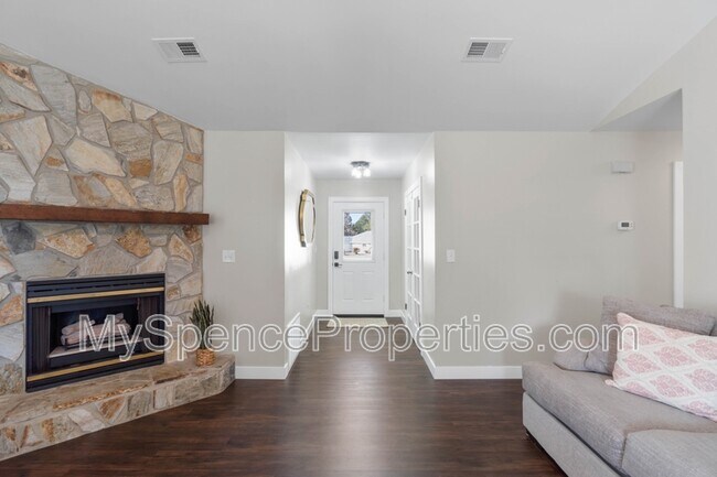 Building Photo - 102 Hollow Cove