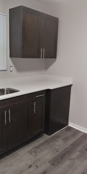Kitchen - 701 E Hanlon St