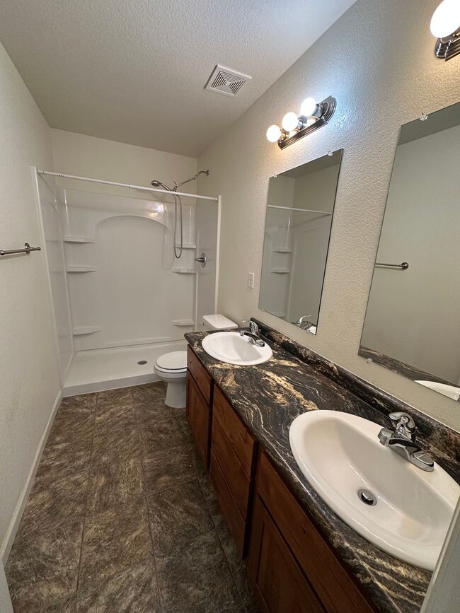 Building Photo - 3 BEDROOM 2.5 BATHROOM SADDLE RIDGE TOWNHOUSE