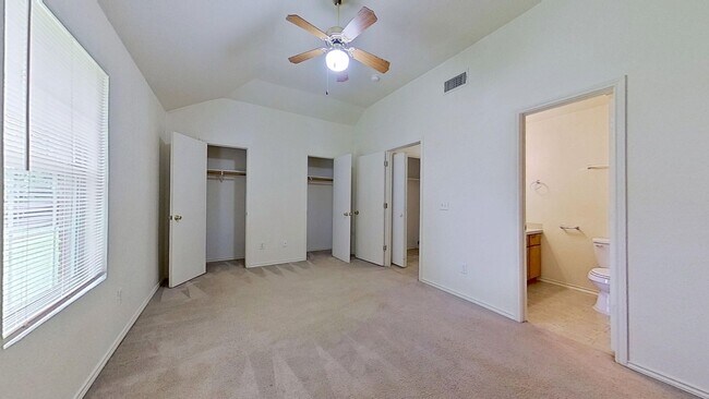 Building Photo - 2 WEEKS FREE RENT IN A 3 BEDROOM TOWNHOUSE AT $950!