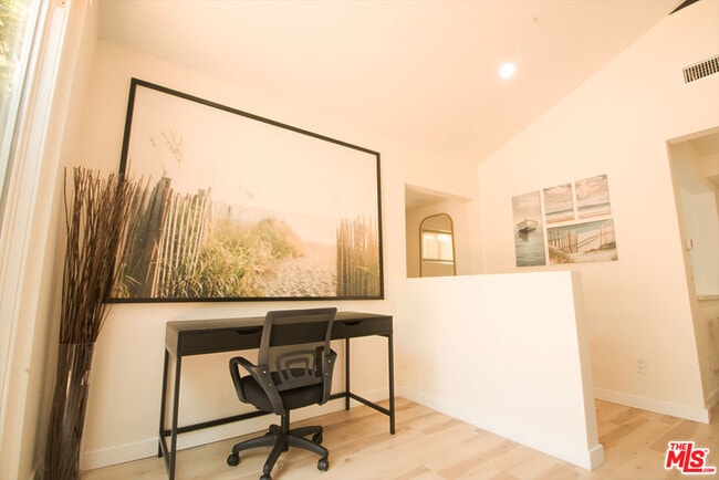 Building Photo - 9042 Phyllis Ave