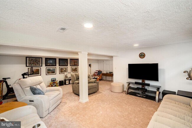 Building Photo - 15425 Beachview Dr