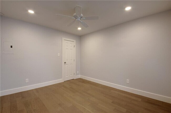 Building Photo - 909 Reinli St