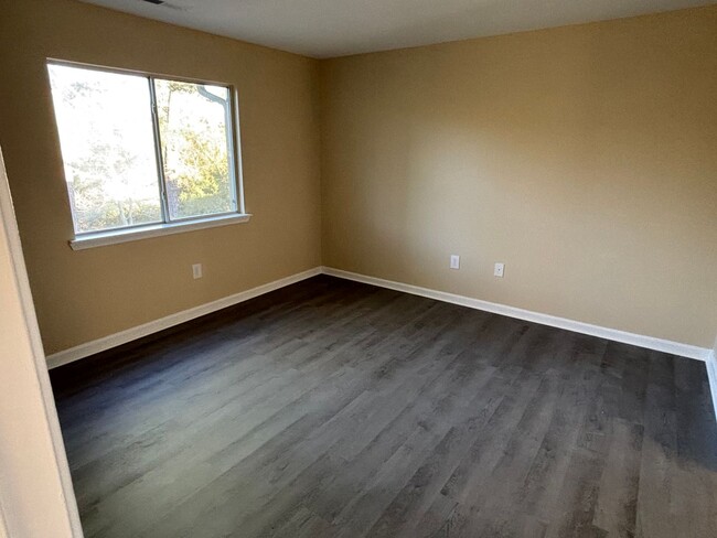 Building Photo - 1 BED 1 BATH UNIT ON 2ND FLOOR IN MYRTLE G...