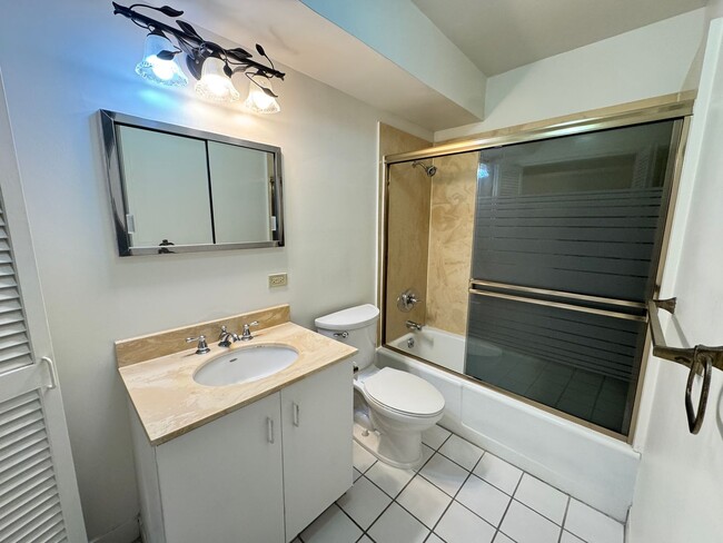 Building Photo - 2 bed, 2 bath, 1 parking condo in the hear...