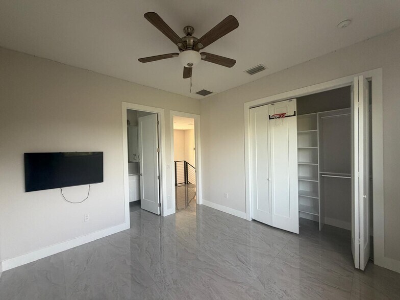 Building Photo - 6422 Coral Way