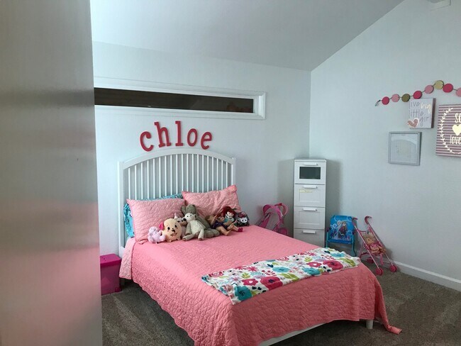 Building Photo - Upscale condo located in gated Community!