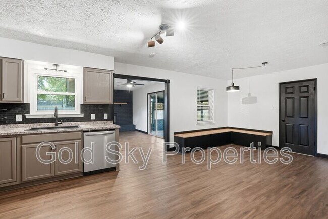 Building Photo - 703 Pineview Ct
