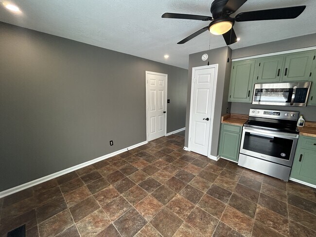 Building Photo - 3423 Minor Dr